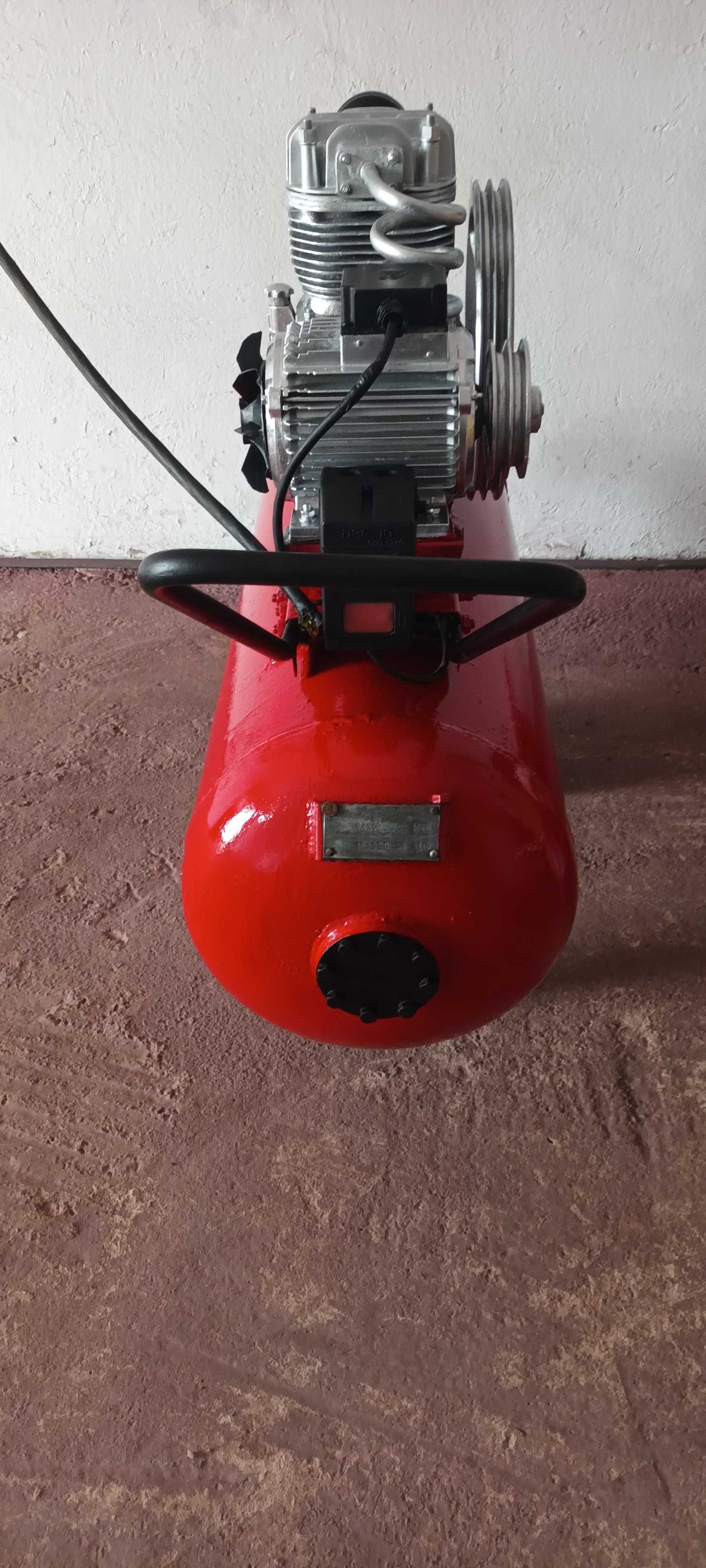 Vând compresor de 180 litri trifazic