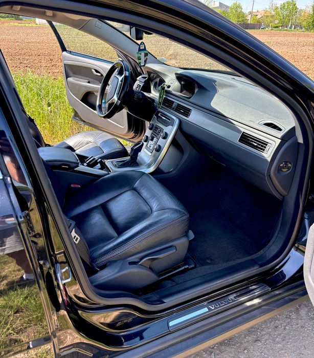 Volvo XC70 Cross-Country, 4x4, motor 2.4l / 5 cilindri, cutie automata