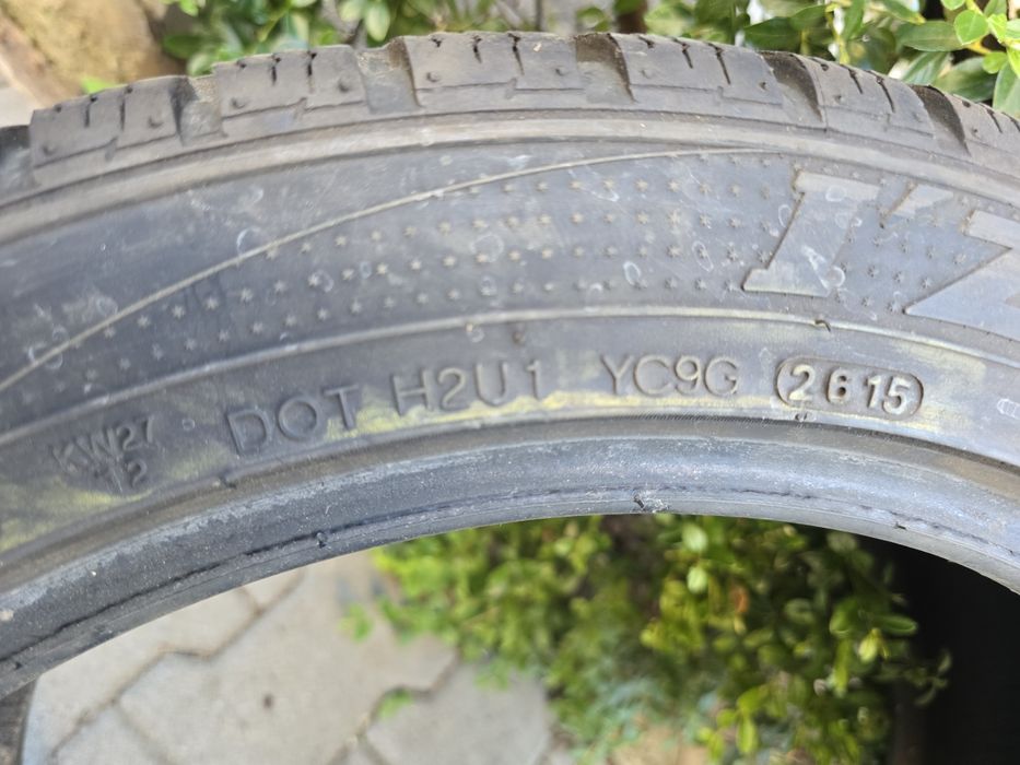 Два броя зимни гуми KUMHO IZEN KW27 225/45/17