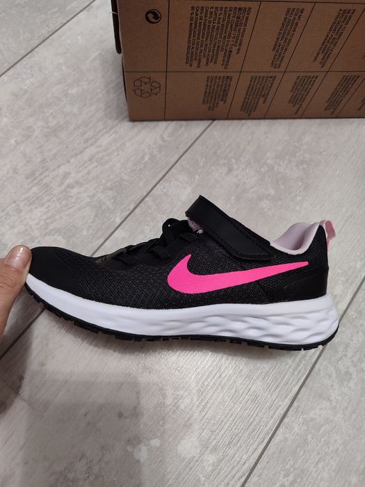 Маратонки за момиче Nike Revolution 6.