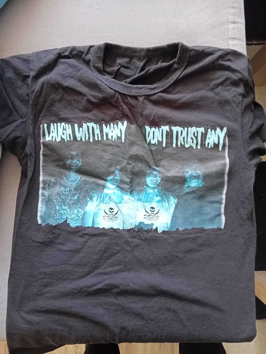 тениски на призрак