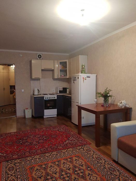 Продаю стол и 4 стула производство Малазия