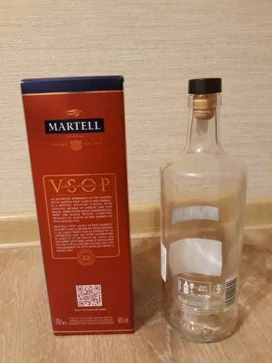 Бутилка с кутия от коняк Martell V.S.О.Р red barrels за колекция