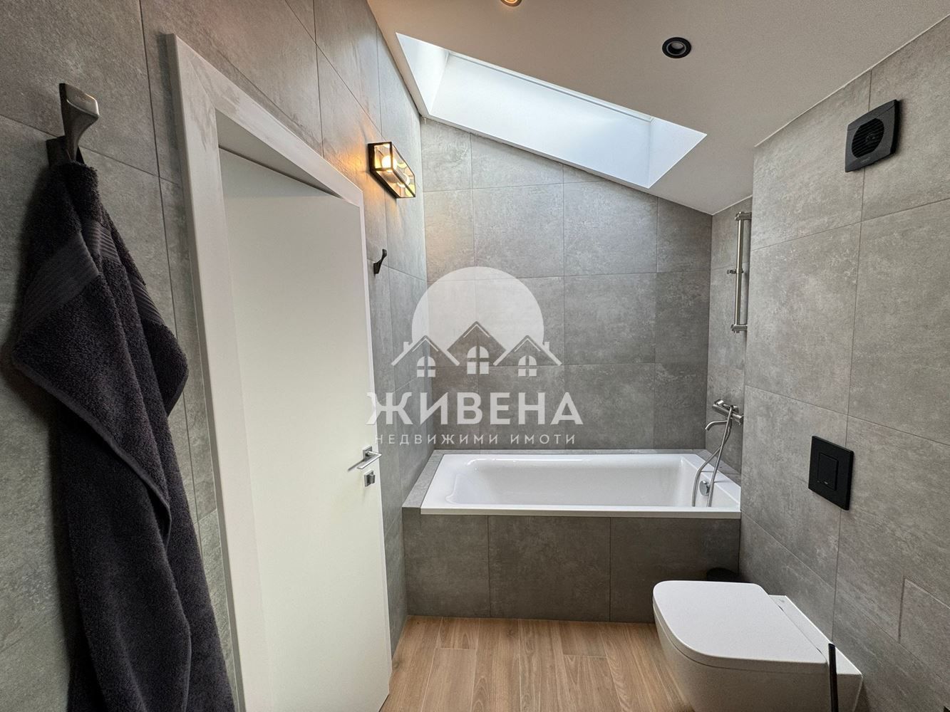 Отдавам двуетажна къща под наем, м-т Зеленика, 197 кв.м, с морска гле