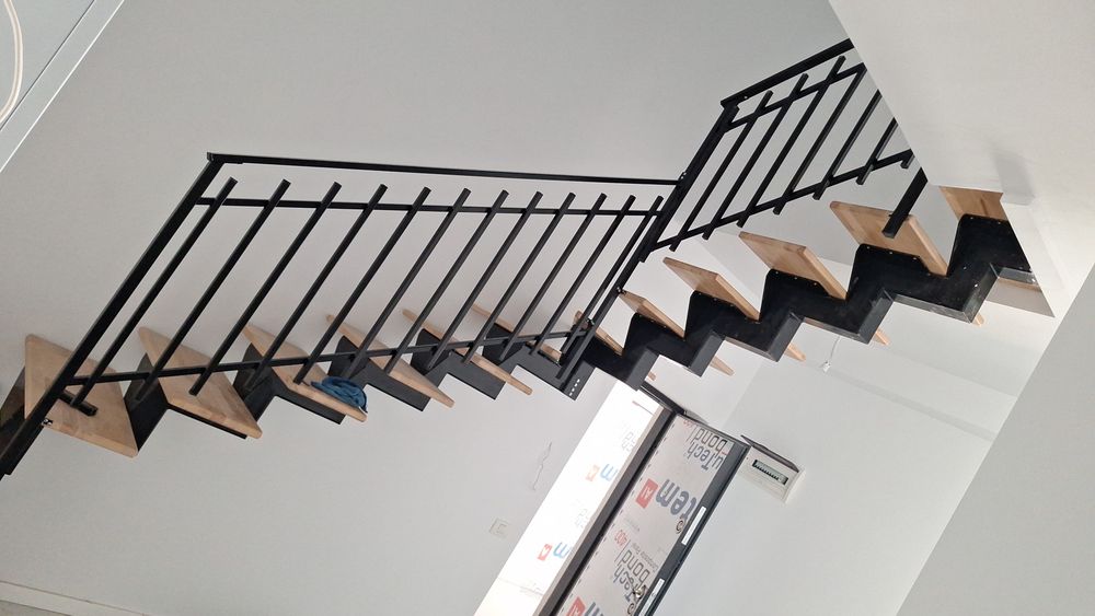 Scări metalice cu lemn masiv – design cu vang central, la comandă