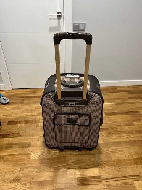 продам удобный хороший чемодан