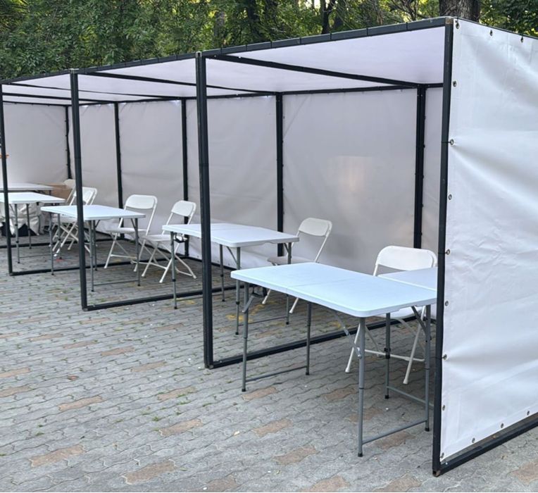 Vand corturi din structura metalica (2x2m), cu mese si scaune