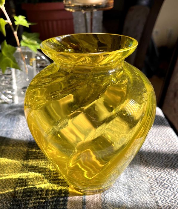 Стъклени вази и фруктовница