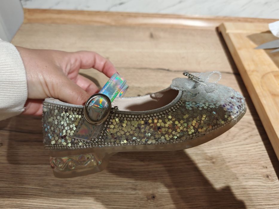 Официални сребърни обувки за момиче на токче31 номер