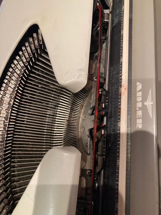 Пишеща машина в сглобяемо функционално пластмасово куфарче “ADLER”