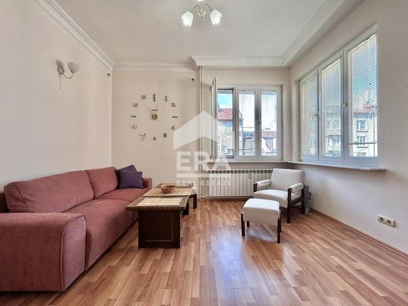 Дава се под наем Тристаен апартамент в София, Център - 101 кв.м за 800 € - Снимка #1