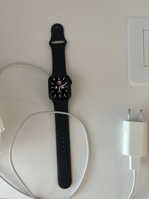 Смарт часовник Apple Watch SE