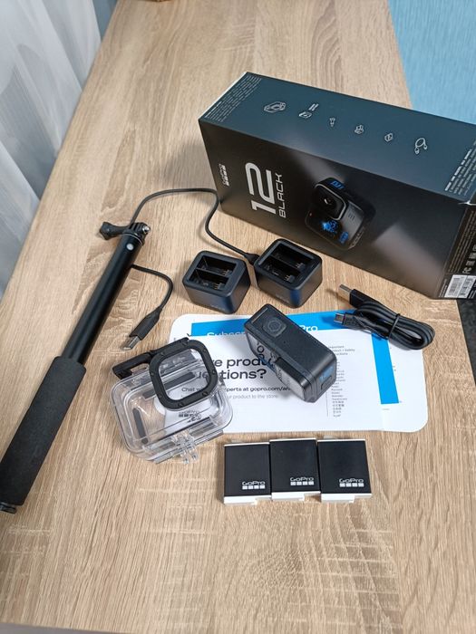Gopro 12, воден калъф, 3 батерии, 2 зарядни и статив пълен комект .