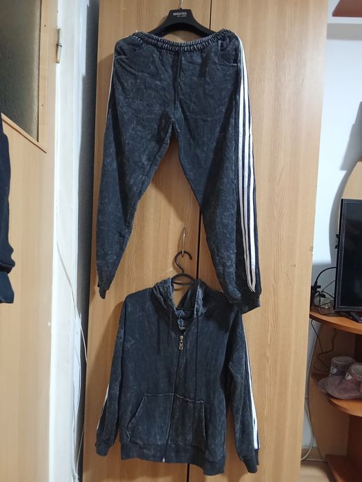 Treninguri și pantaloni de vanzare