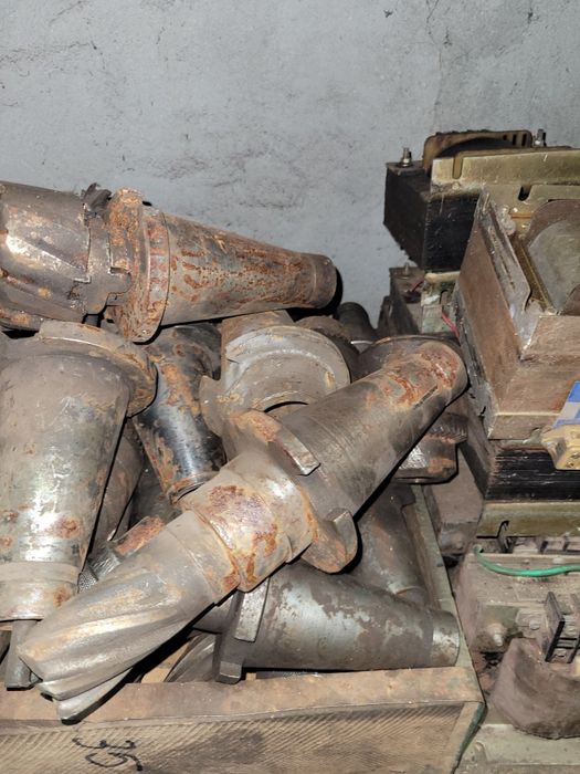 Vand burghie,freze,tarozi,alezoare ,conuri.