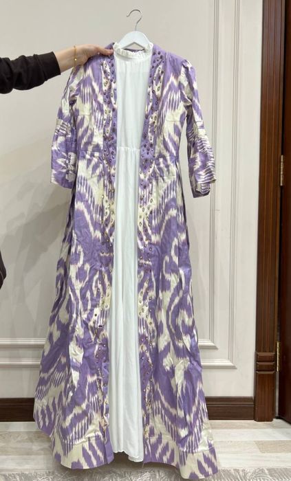 Qo‘l mehnatida ayollar atlas libosi – nafis uslubda