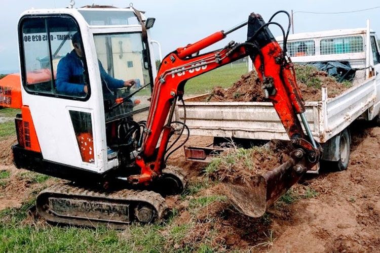 Închiriez buldoexcavator miniexcavator escavator excavator bobcat pico