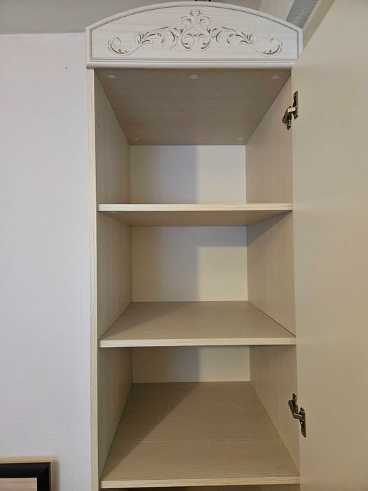 Еднокрилен гардероб с орнаменти