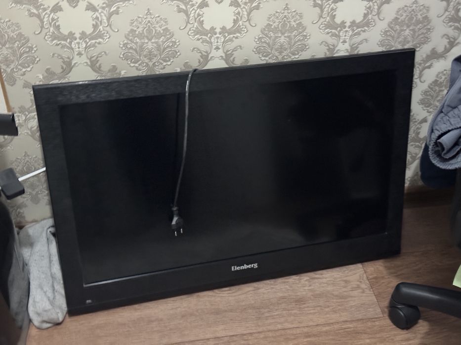 Телевизор в средном состояни для кухни,работал в камера во доме