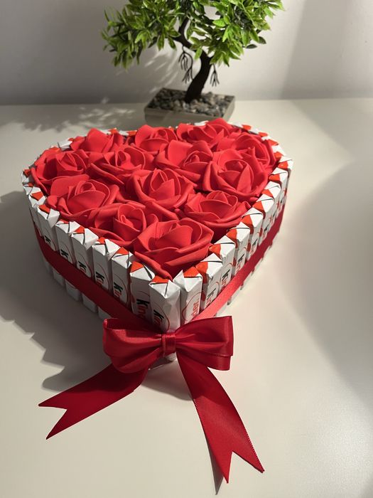 Подаръчна кутия с вечни рози и Киндер