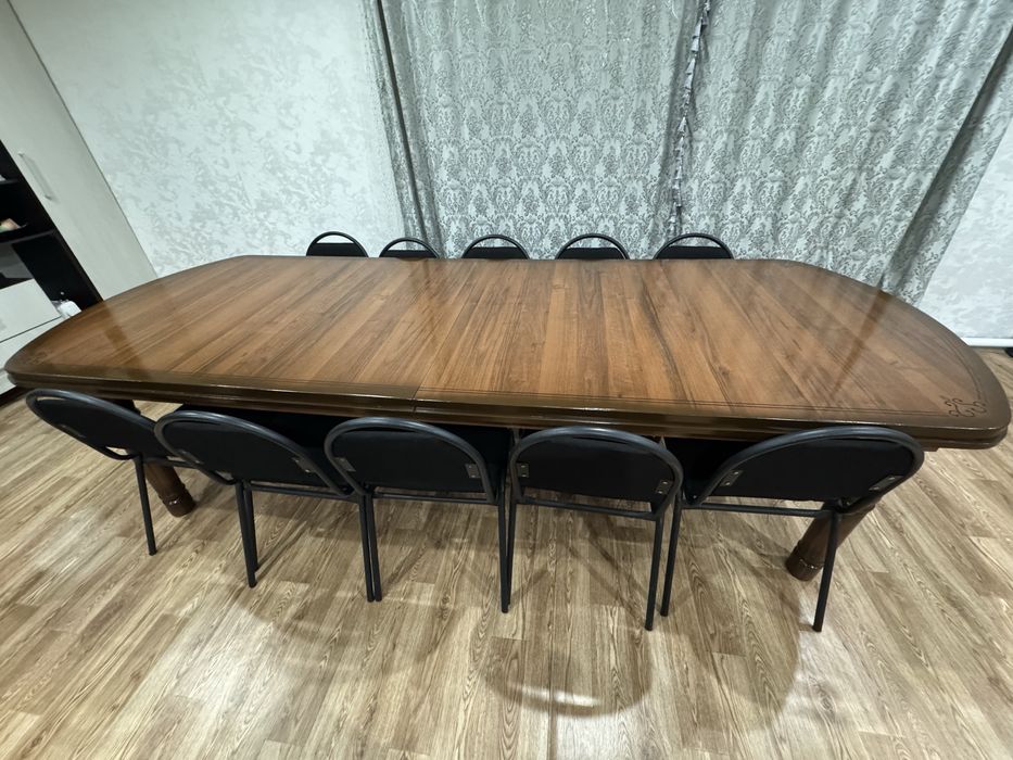 Стол деревянный гостиный