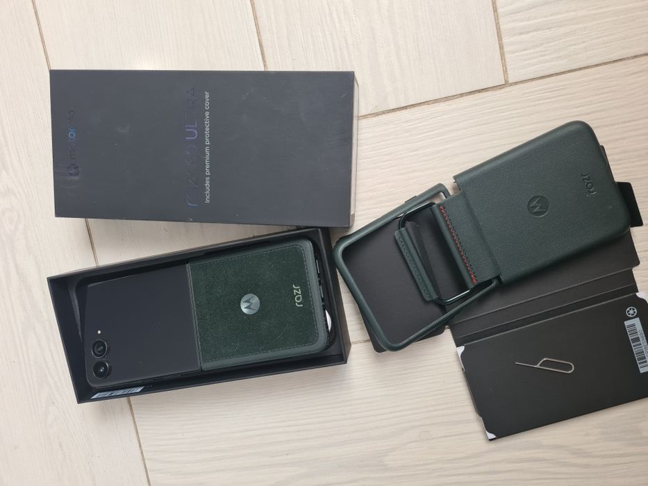 Telefon Motorola Razr 60 Ultra Alcantara Verde