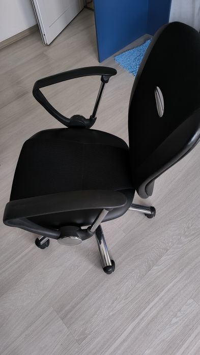 Офис стол много запазен.Изпуска аморте лисьора.