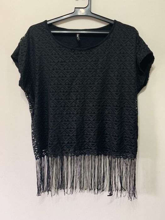 Tricou negru cu franjuri si dantela