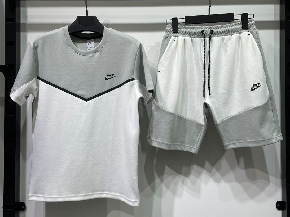 Vănd Nike tech .