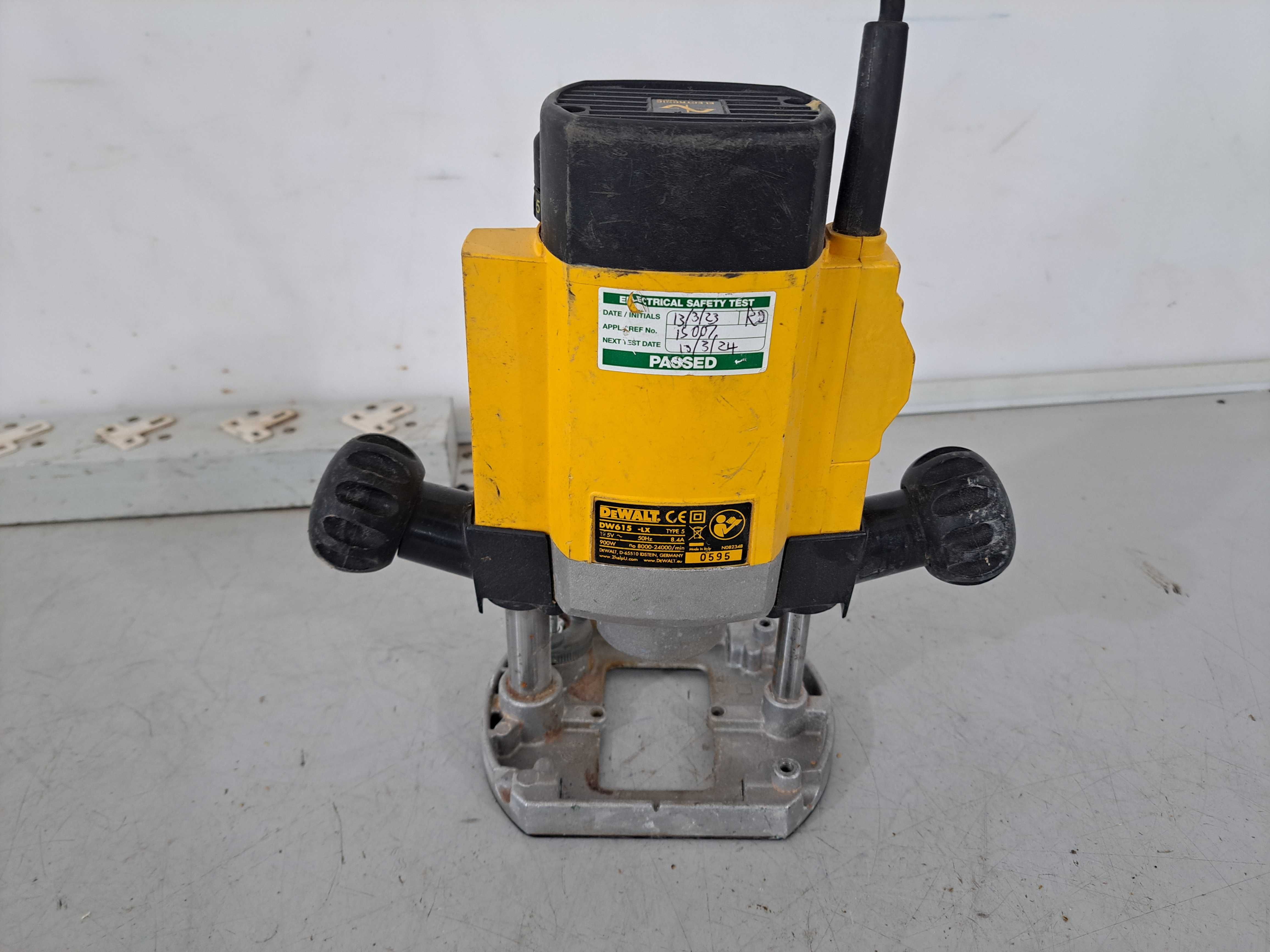 Оберфреза - Dewalt 110 V / 900 W
