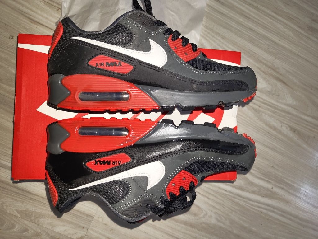 Nike Airmax90 Класически найки еърмакс 90 черо и червно.номер40.5.