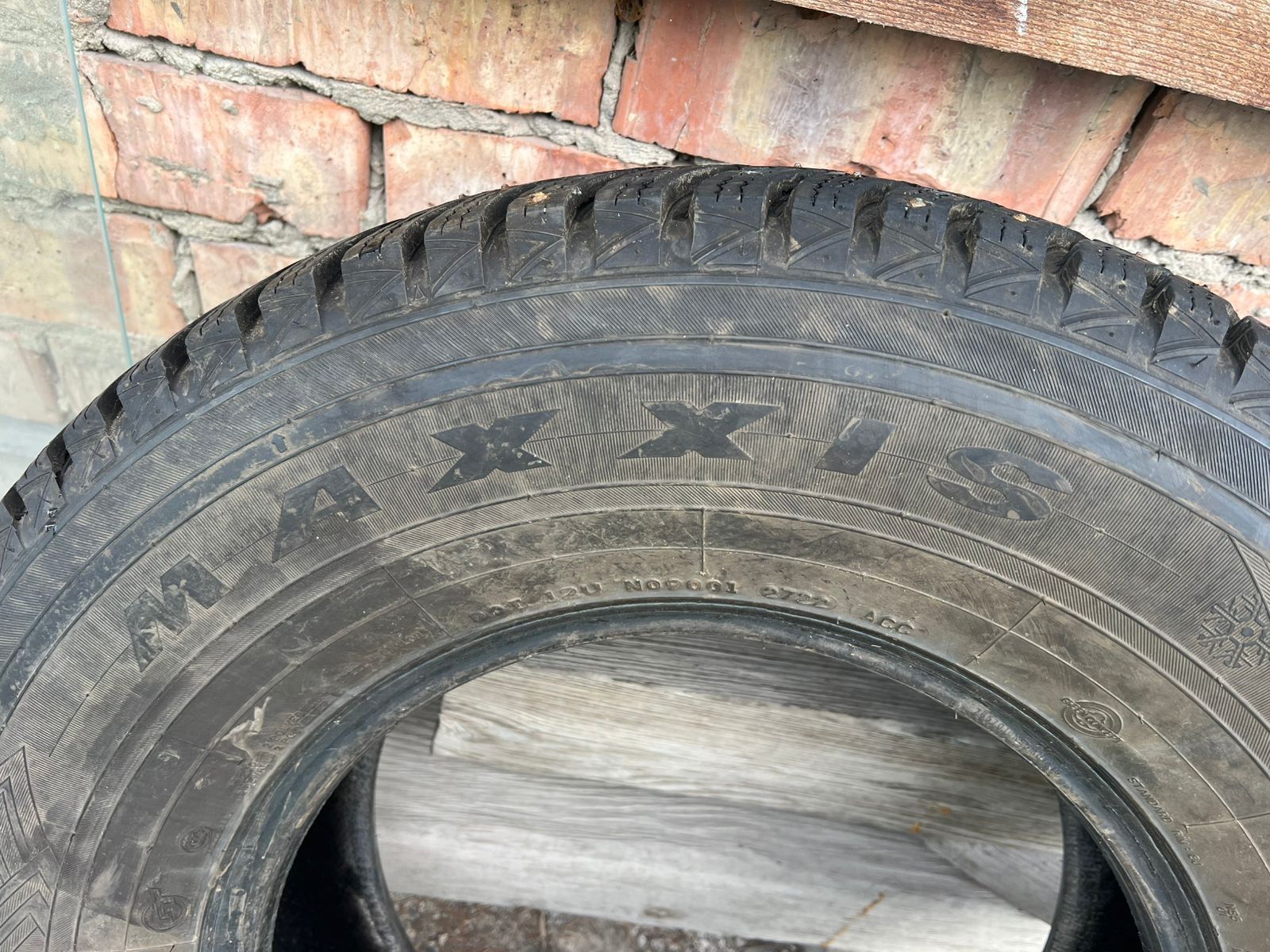 Продам зимнюю резину 265/70/16