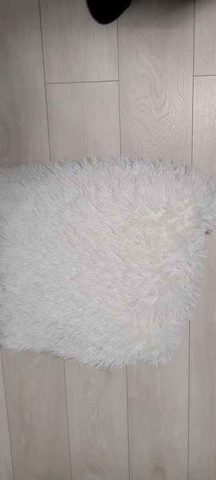 Patura pufoasa alba si draperii crem deschis
