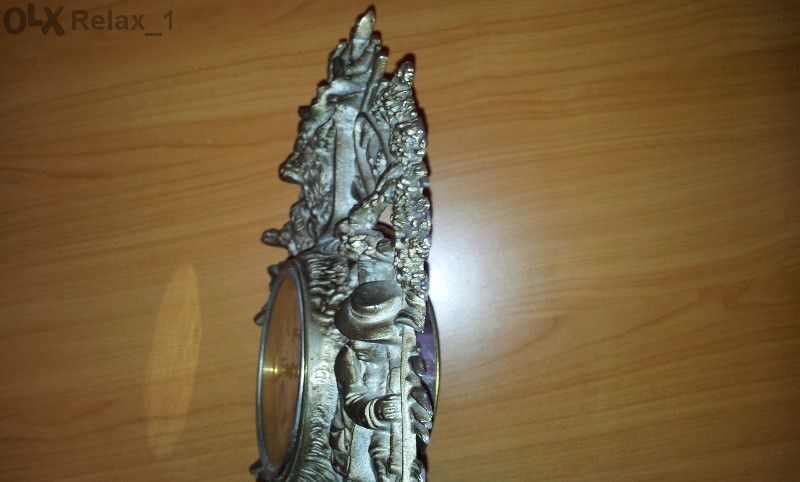 Френски каминен часовник изобразен с орнаменти.