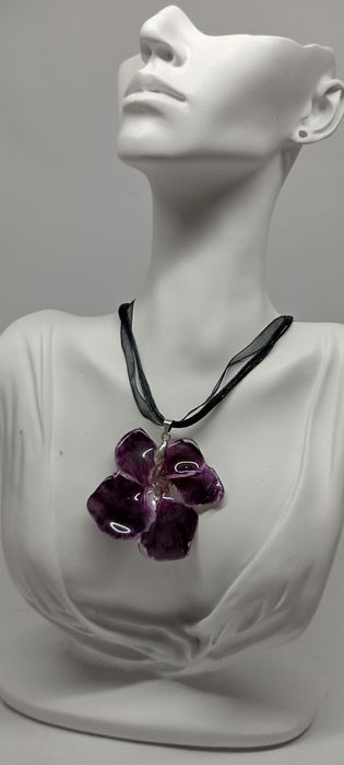 Колие с естествен цвят на Налба.  Дължината е максимално 23 см