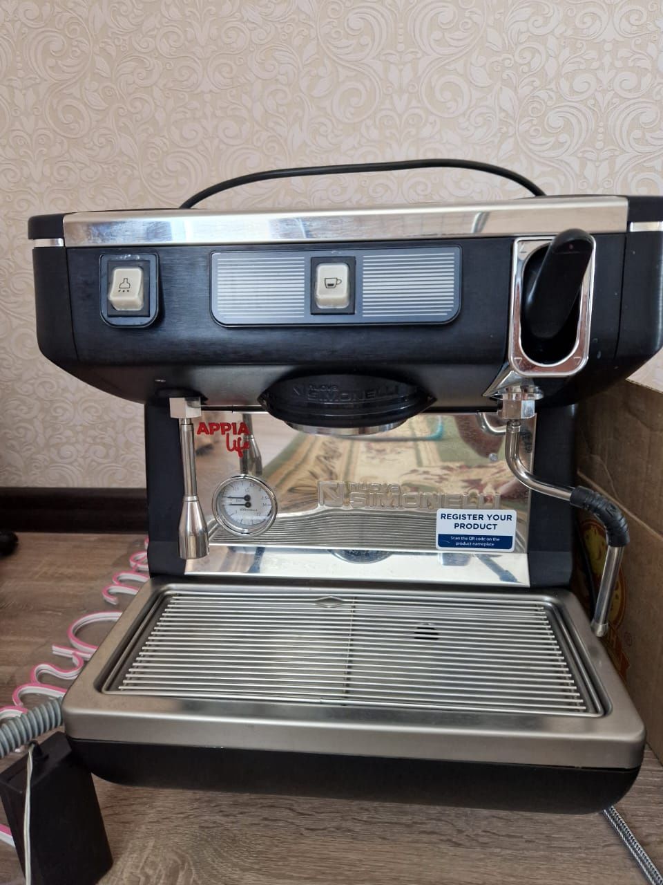 Кофе Продам кофемашину Nuova Simonelli Appia Life 1 Gr. 
Цвет чёрный.