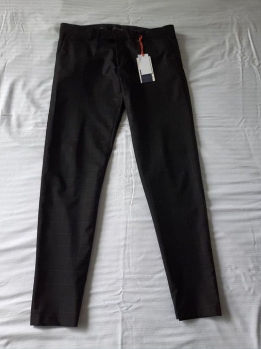 Pantaloni eleganti .