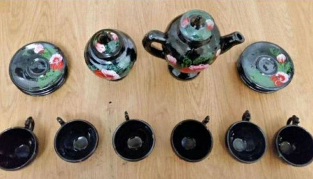 Servici/Set ceainic, cesti si farfurioare ceramica, vechi, de colectie