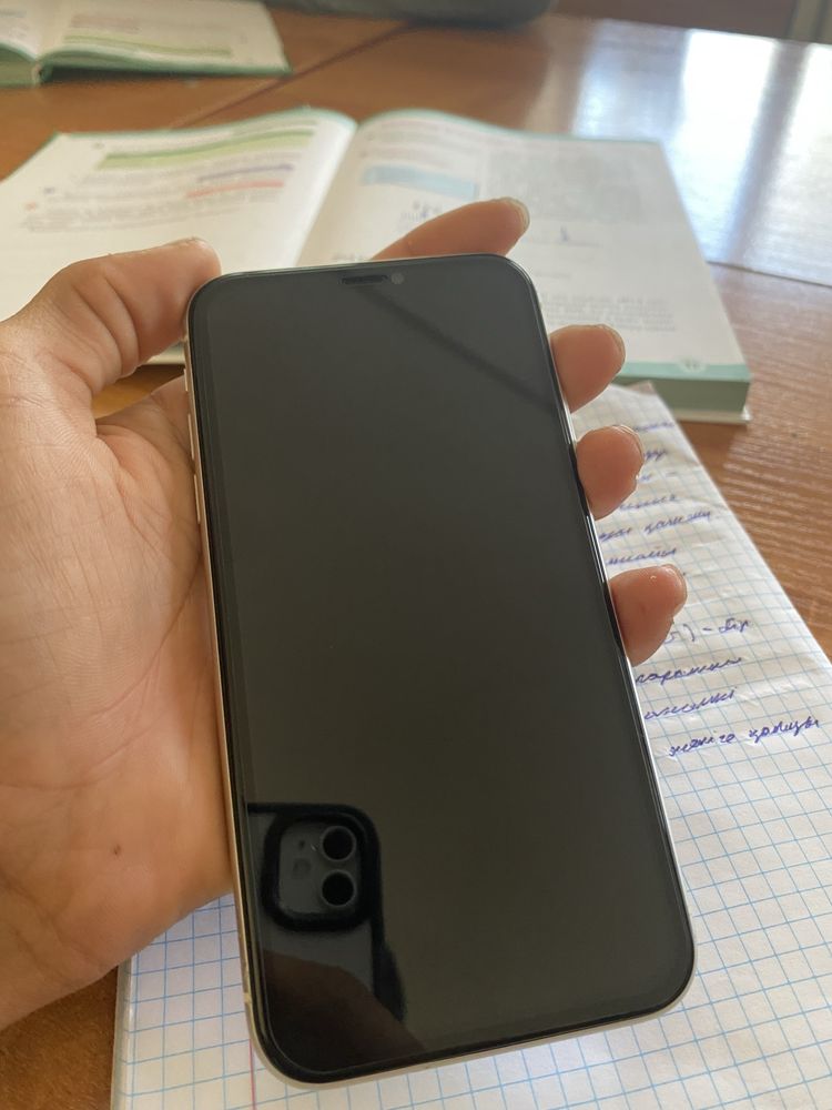 iPhone 11.      CV.