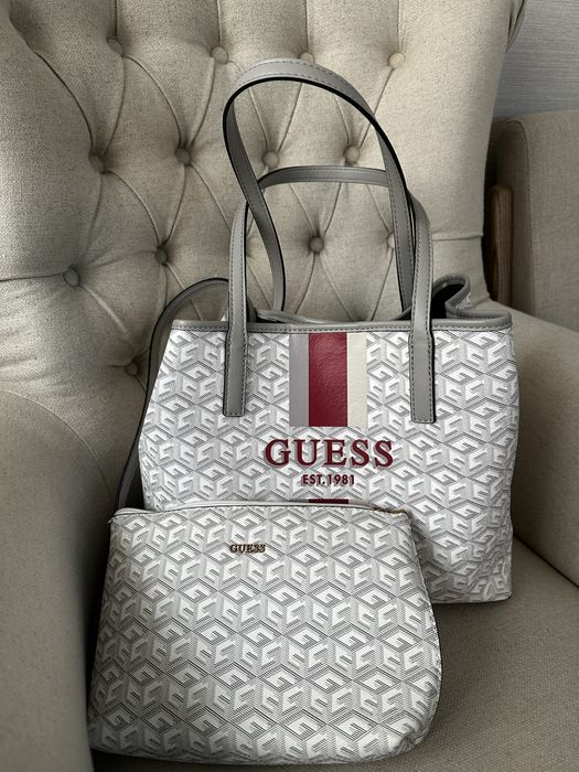 Чанта GUESS Vikky Larg Tote+плик pouch