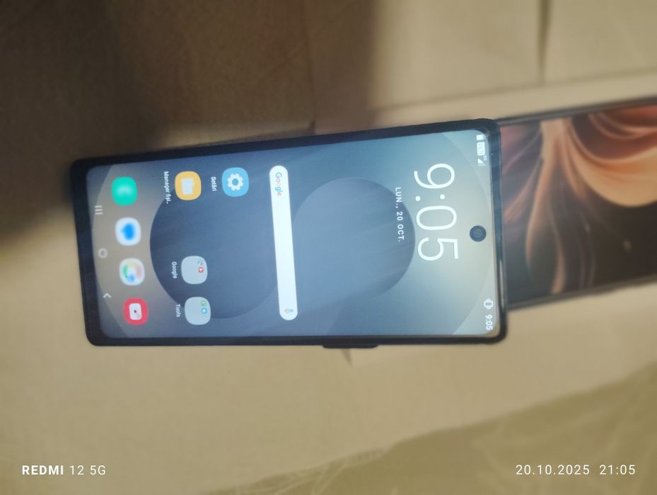 Smartphone nou în. Cutie