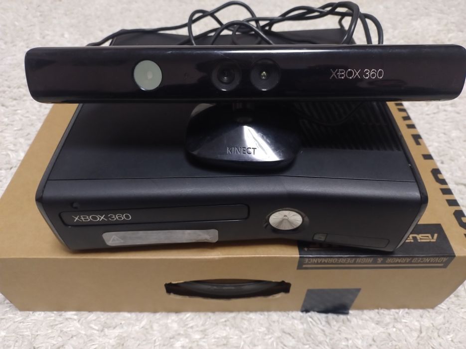 Vând XBOX 360 cu KINECT inclus. GRATUIT un JOC !!!