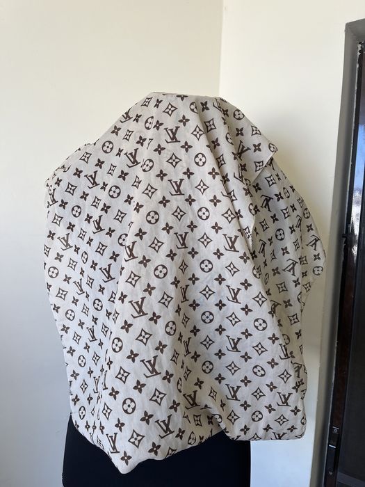 Eșarfa Louis Vuitton , impecabila
