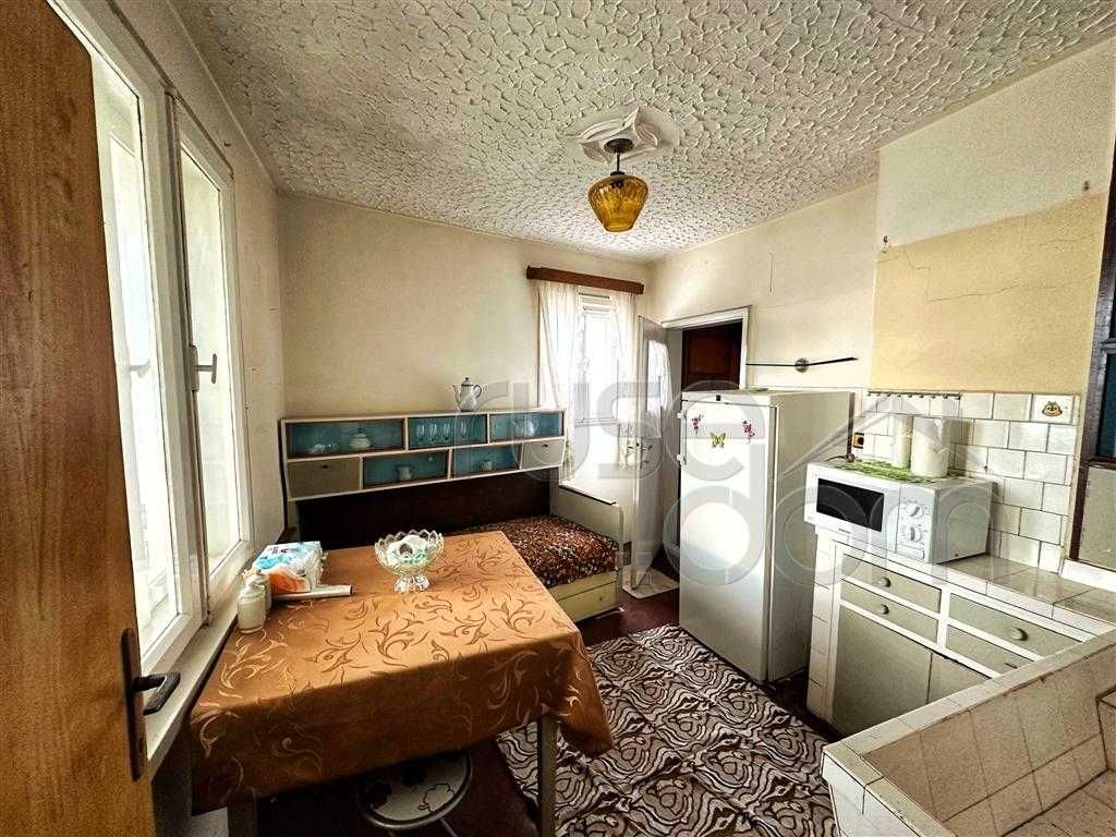 Продава етаж от къща