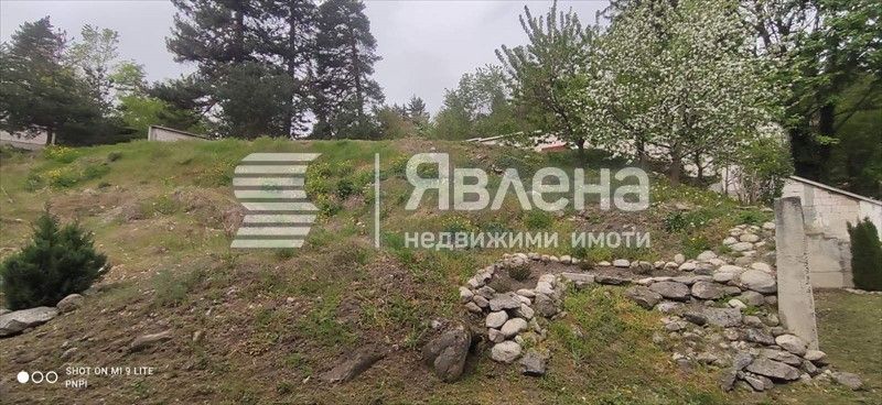 Явлена продава къща с облагороден двор във вилна зона с.Костенец