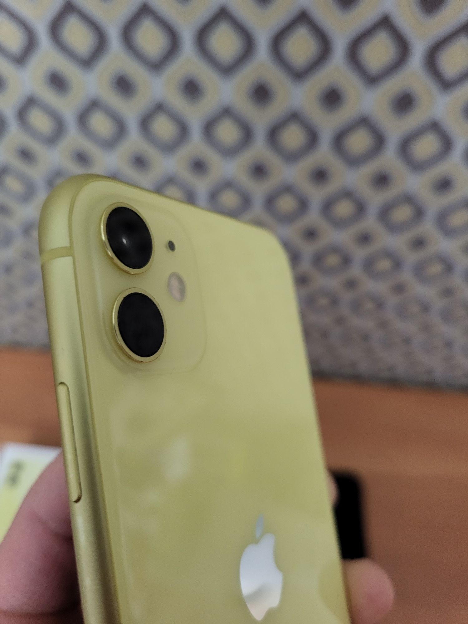 IPhone 11 128gb желты в идеальном состоянии