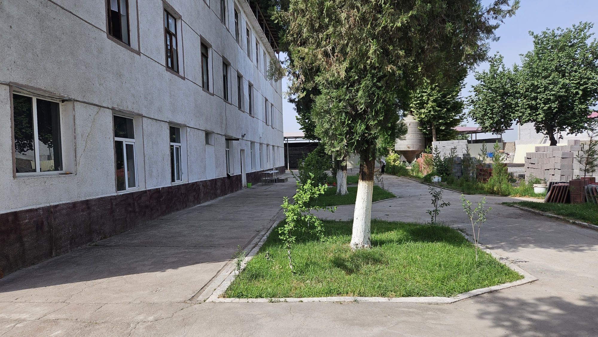Срочно продаётся Ташморе 50-соток нежилой помещения  3-этаж здания
