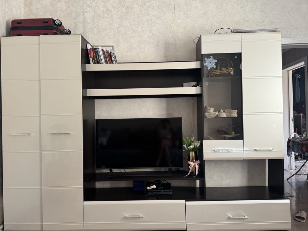 В зал стенка продается, в отличном состояний! Алматы без клопов
