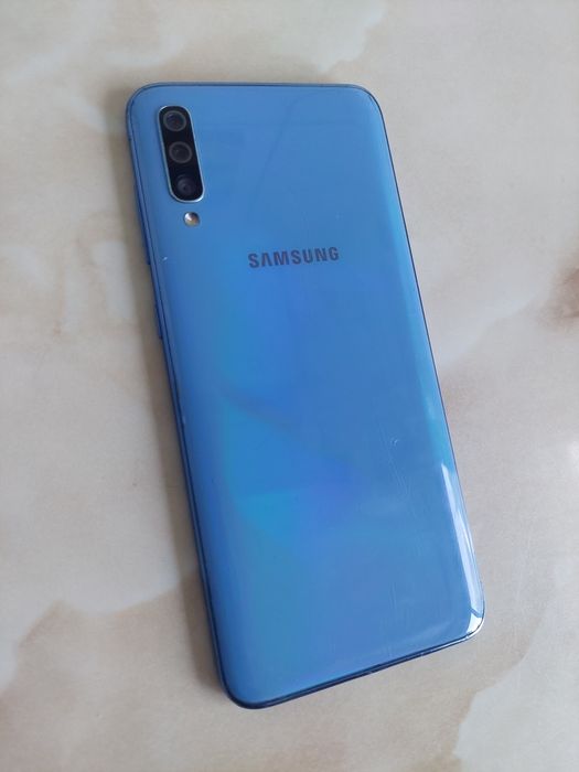 Vând Samsung Galaxy A70 [sticla spartă dar perfect funcțional] //poze