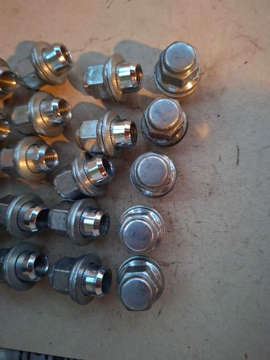 Toyota гайки за Тойота Оригинални хромирани - 20 бр .